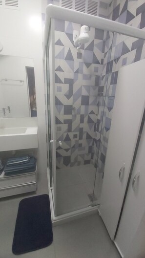 Shower, hair dryer, towels - Cozy one-bedroom apartment, 1 block from the beach. Split air conditioning, 50" TV, sleeps up to 6 people. (Rio de Janeiro)