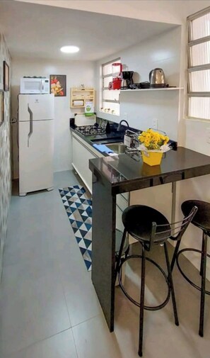 Réfrigérateur, micro-ondes, plaque de cuisson, cafetière/bouilloire