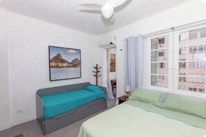 1 bedroom, free WiFi, bed sheets - Cozy one-bedroom apartment, 1 block from the beach. Split air conditioning, 50" TV, sleeps up to 6 people. (Rio de Janeiro)