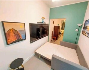1 bedroom, free WiFi, bed sheets - Cozy one-bedroom apartment, 1 block from the beach. Split air conditioning, 50" TV, sleeps up to 6 people. (Rio de Janeiro)