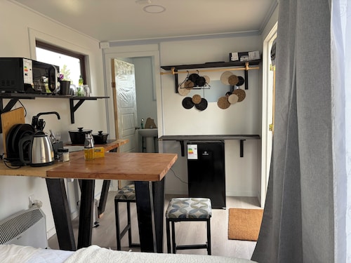 Studio at the Airport for two (pet friendly)