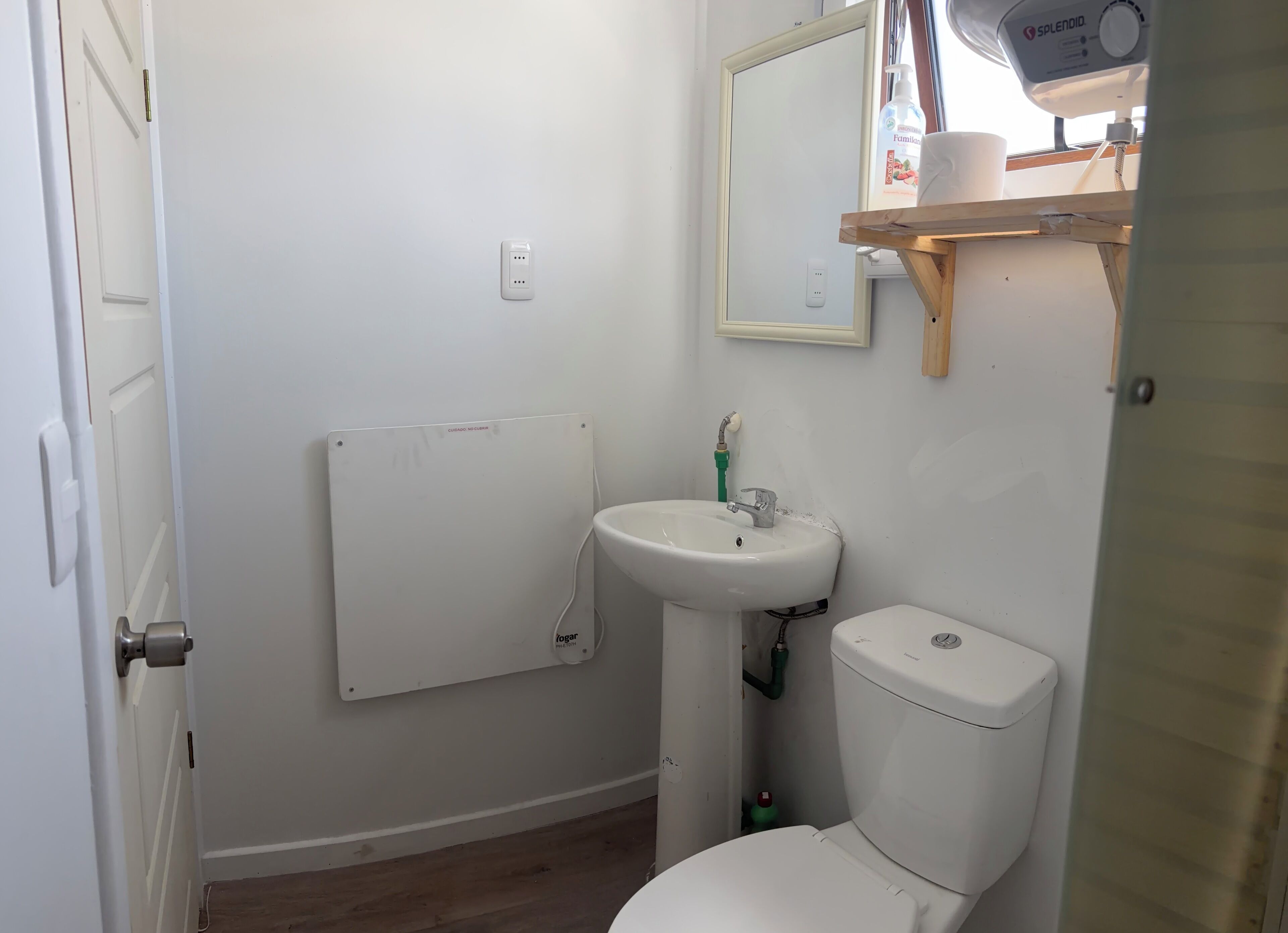 Een douche, een haardroger, handdoeken, zeep