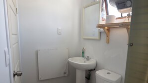 Shower, hair dryer, towels, soap - Studio at the Airport for two (pet friendly) (Balmaceda)