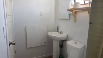 Een douche, een haardroger, handdoeken, zeep