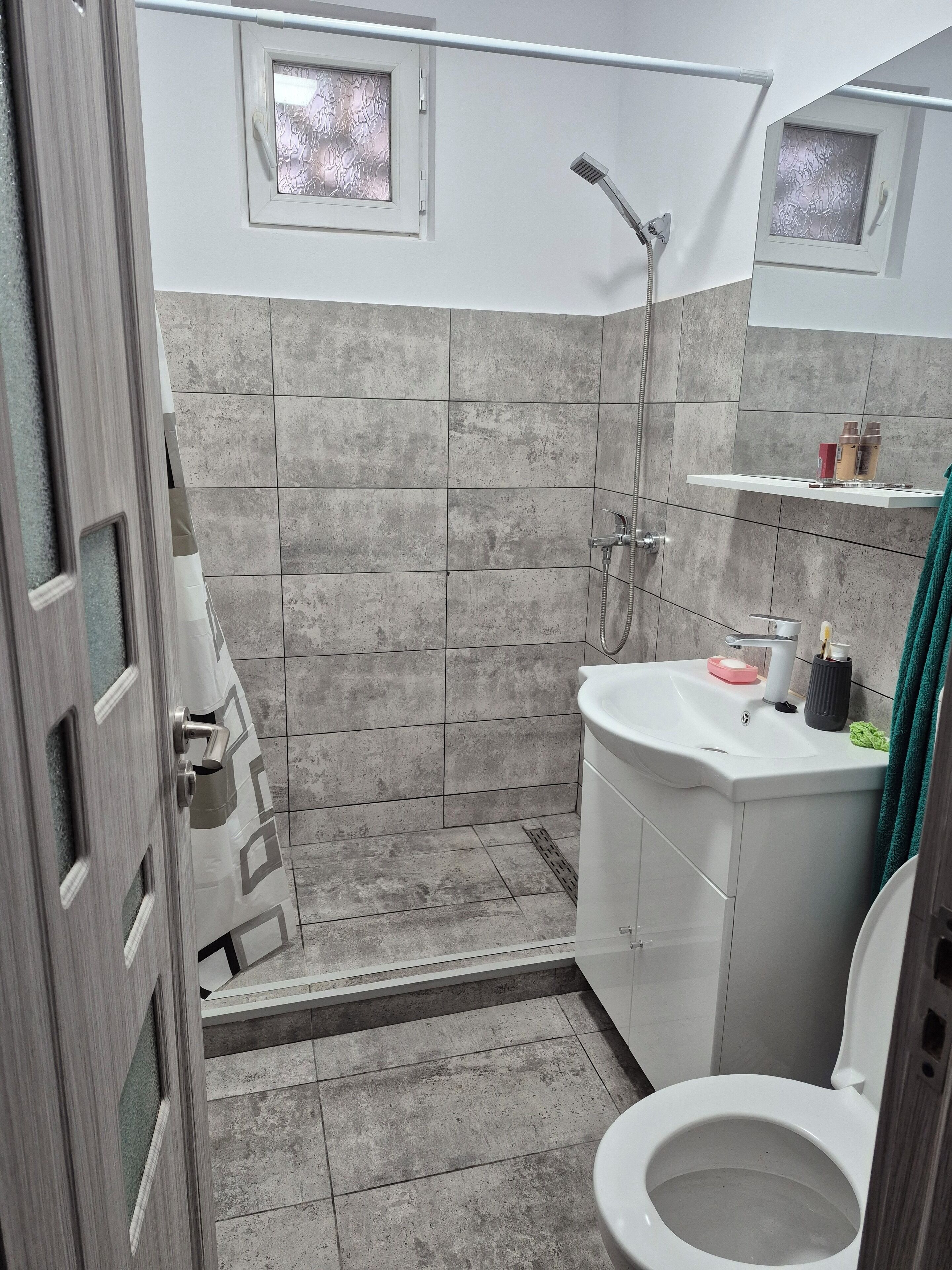 Suihku, hiustenkuivaaja, bidee, pyyhkeet