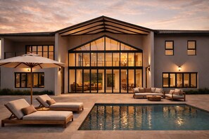 Outdoor pool - Ultra-luxury 4-bed villa w/pool in private nature reserve (Thabazimbi)