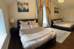 Tabla de planchar con plancha, wifi, ropa de cama