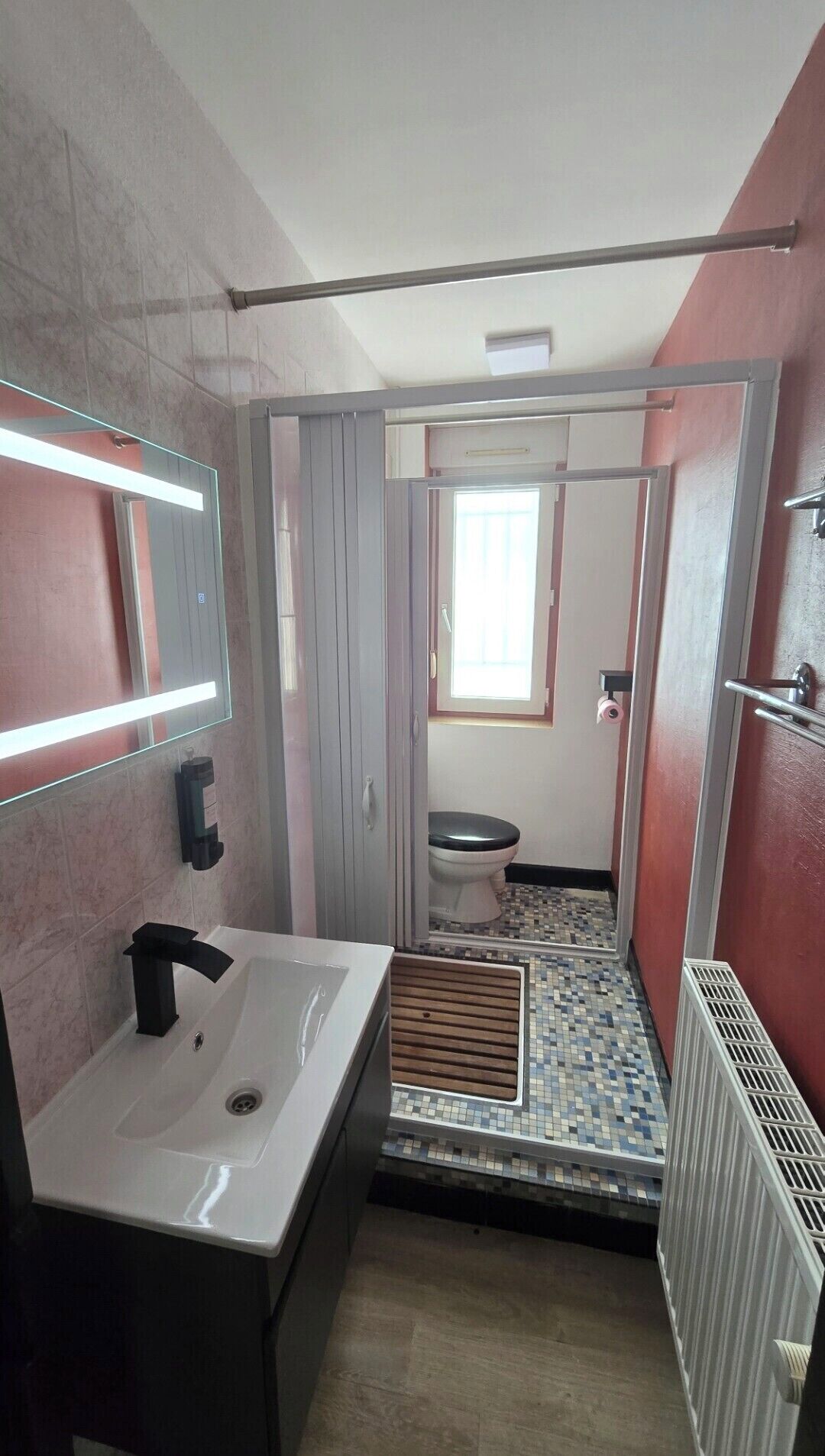 Een douche, een haardroger, handdoeken, zeep