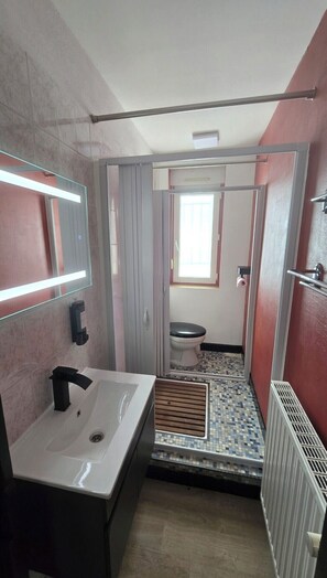 Een douche, een haardroger, handdoeken, zeep