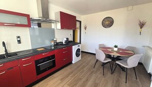 Jääkaappi, mikroaaltouuni, uuni, liesi