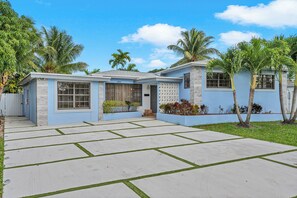 Exterior - The Blue Heaven -Private Pool Hideaway Miami - Sleeps 11 (Miami)