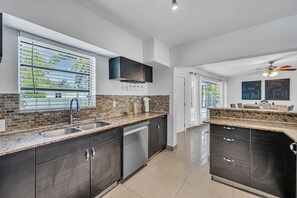Paper towels - The Blue Heaven -Private Pool Hideaway Miami - Sleeps 11 (Miami)