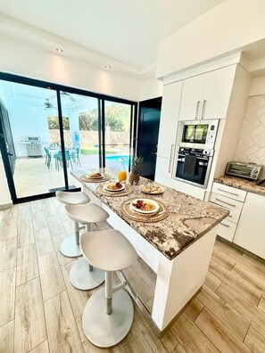 Fridge, microwave, oven, stovetop - 5 bd villa with rooftop in Sosua Ocean Village (Sosúa)