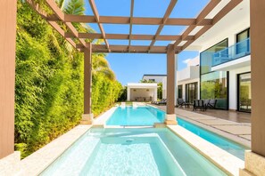 Pool - Santorini Pool Villa | Rooftop Sea View Sleeps 15 (Sosúa)