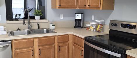 Een koelkast, een microgolfoven, een oven, een kookplaat