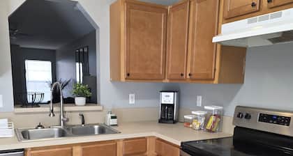 Near NAS JAX Easy I-95 Quiet, Work - Ready Stay w/Parking