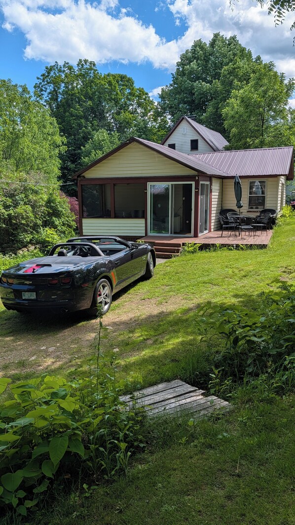 Exterior - Hideaway on the Hill! Private 2 bedroom apartment with full accommodations! (Bristol)