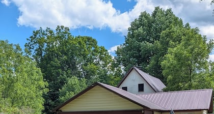 Hideaway on the Hill! Private 2 bedroom apartment with full accommodations!