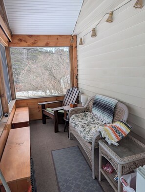 TV - Hideaway on the Hill! Private 2 bedroom apartment with full accommodations! (Bristol)