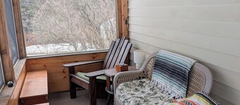 Hideaway on the Hill! Private 2 bedroom apartment with full accommodations!