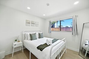 3 soverom, skrivebord, strykejern/-brett og reiseseng for barn