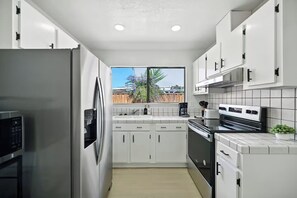 Kjøleskap, mikrobølgeovn, ovn og kokeplater