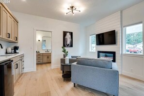 Interior - King Bed, Fireplace, 1.9 mi to Autzen (Eugene)