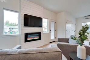 Living area - King Bed, Fireplace, 1.9 mi to Autzen (Eugene)