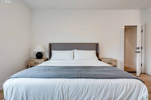 Room - King Bed, Fireplace, 1.9 mi to Autzen (Eugene)