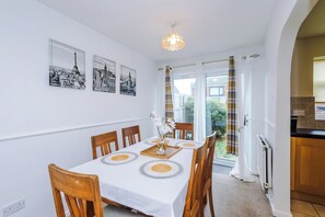 TV - Spacious 3 Bedroom Home in Westhoughton (Westhoughton)