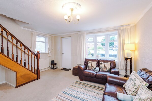 TV - Spacious 3 Bedroom Home in Westhoughton (Westhoughton)