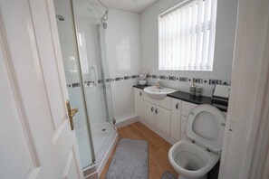Bathroom - Spacious 3 Bedroom Home in Westhoughton (Westhoughton)