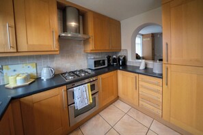 Private kitchen - Spacious 3 Bedroom Home in Westhoughton (Westhoughton)