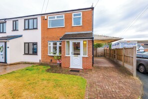 Exterior - Spacious 3 Bedroom Home in Westhoughton (Westhoughton)