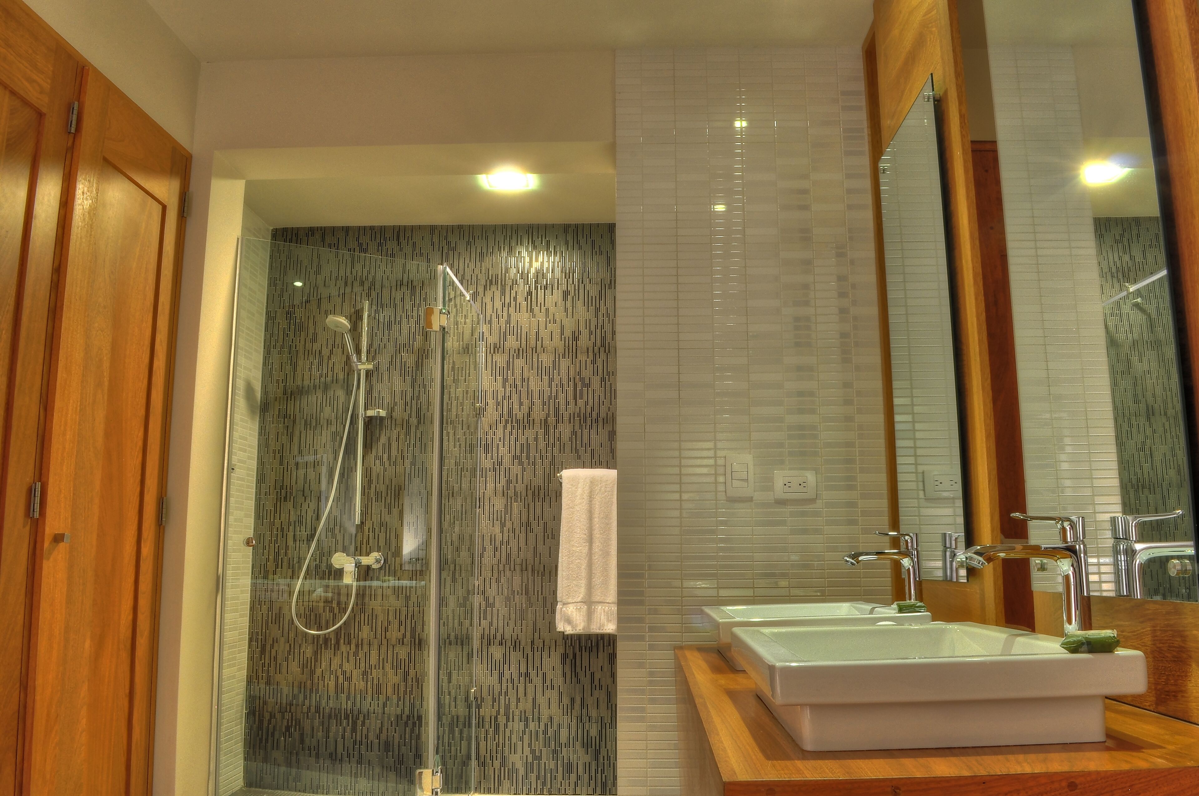 Douche, sèche-cheveux, serviettes fournies