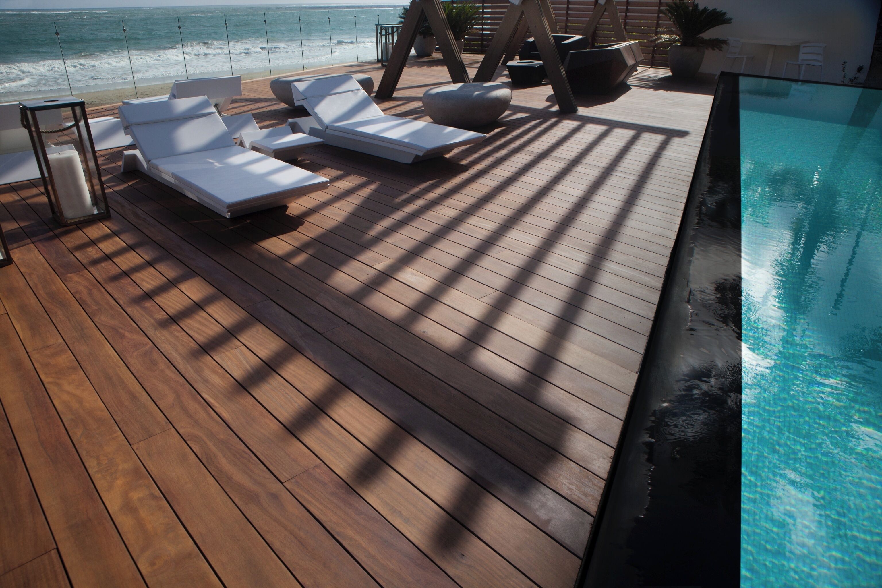 Innendørsbasseng og et oppvarmet basseng