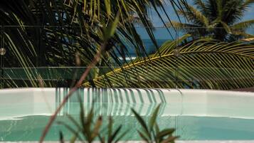 Innendørsbasseng og et oppvarmet basseng