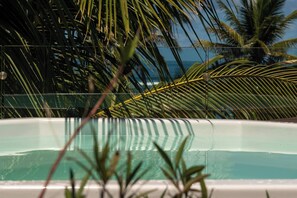 Innendørsbasseng og et oppvarmet basseng