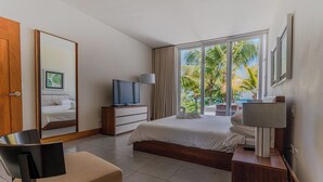 Una camera d'albergo con un letto, una TV, una scrivania e una sedia.