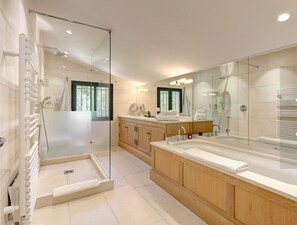 Shower, hair dryer, towels, toilet paper - Stylish 4-Bedroom Design Villa with Pool, Gym & Open Valley Views – Côte d’Azur (Le Tignet)