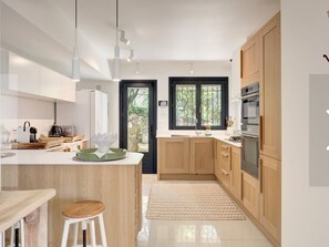 Private kitchen - Stylish 4-Bedroom Design Villa with Pool, Gym & Open Valley Views – Côte d’Azur (Le Tignet)