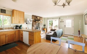 Smart TV - Cozy 2-bedroom cabin with central heat/AC in charming Lake Arrowhead (Lake Arrowhead)