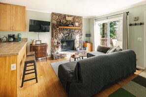 Smart TV - Cozy 2-bedroom cabin with central heat/AC in charming Lake Arrowhead (Lake Arrowhead)