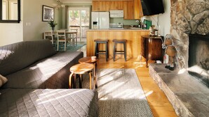 Ein gemütliches Wohnzimmer mit einer Couch, einem Couchtisch und einem Kamin.