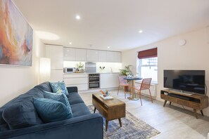 TV - Stylish 1-Bed Apartment in Fairview (Cheltenham)