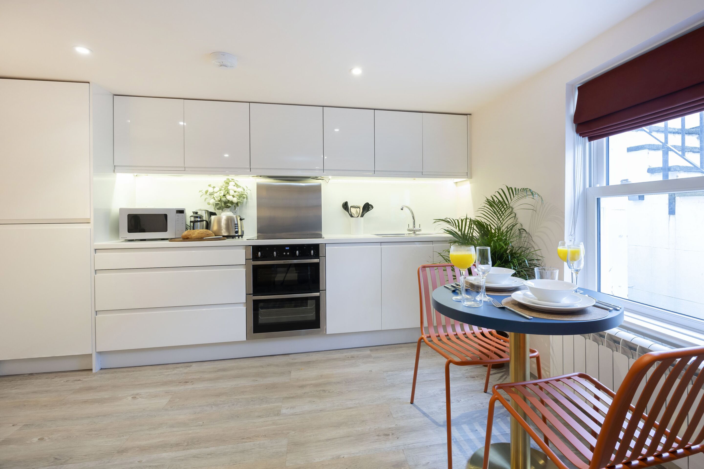 Coffee/tea maker, fridge, microwave, oven