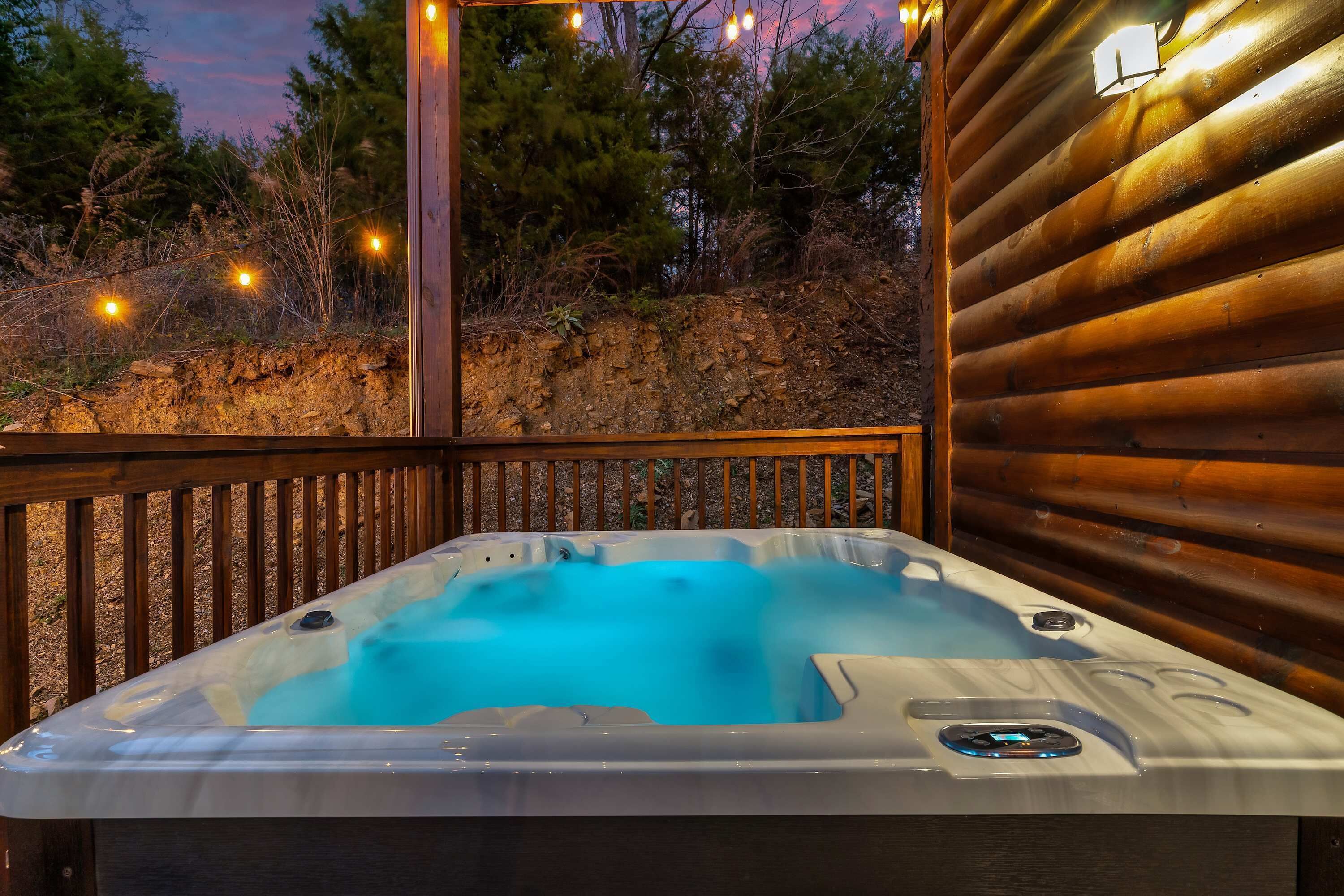 Un bain à remous doté d’une terrasse en bois et offrant une vue sur le paysage environnant.