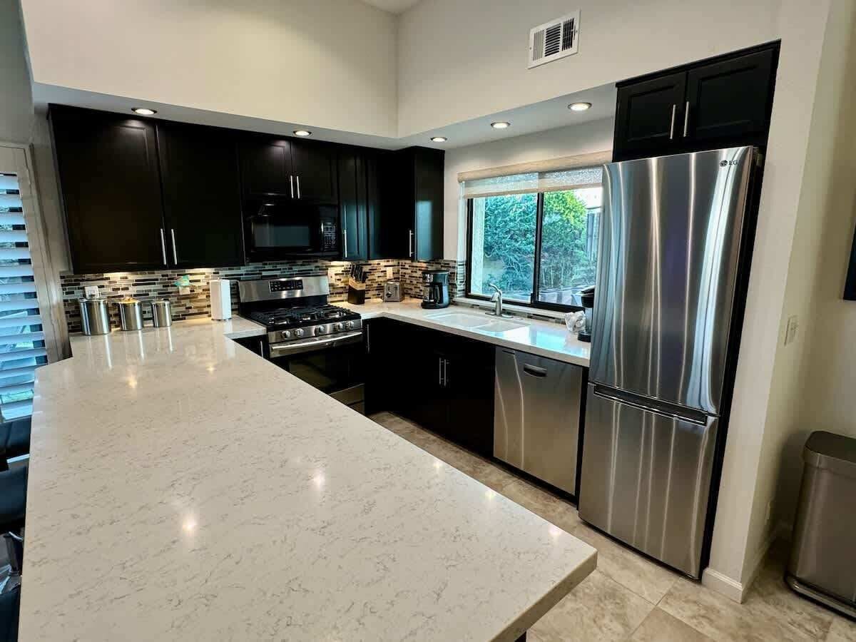 Een koelkast, een microgolfoven, een oven, een vaatwasser