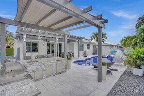 Outdoor pool, a heated pool - House Pool Relax and Comfort. (Hialeah)