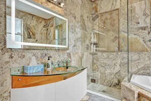 Hair dryer, towels, soap, shampoo - House Pool Relax and Comfort. (Hialeah)